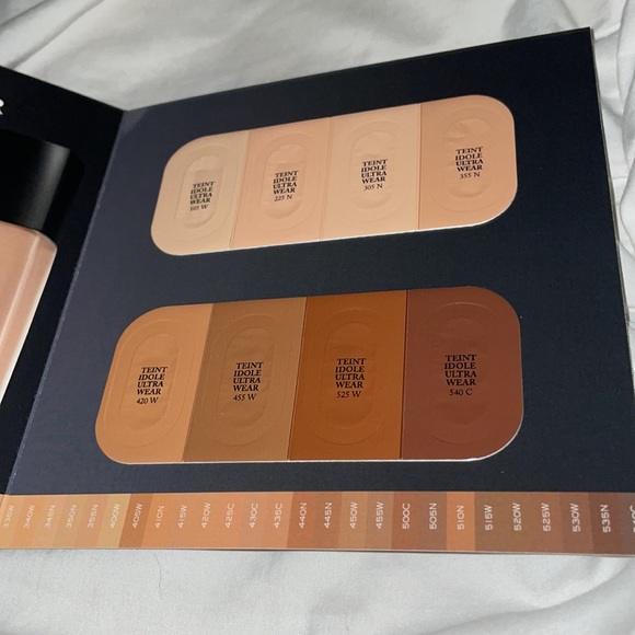 LANCOME ULTRA WEAR 24 HRS COVERAGE THAT IS BREATHABLE - Picture 2 of 5